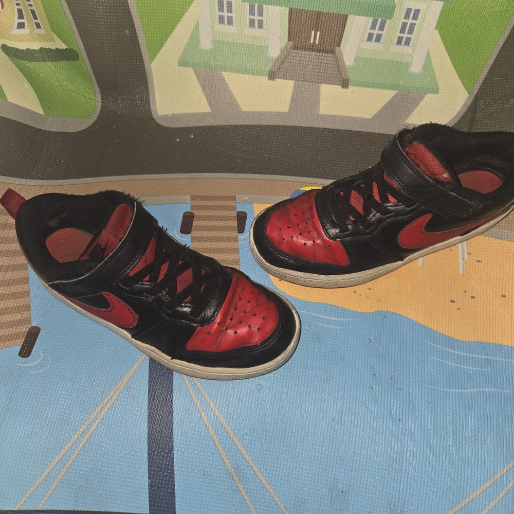 Kid's athletic shoes